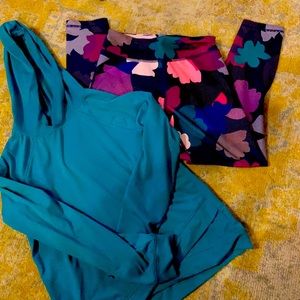 Kohls  girls legging outfit size 8 Aqua green shirt with different color Pants